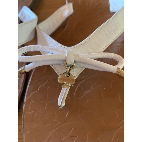 Kate Spade New York White Leather Thongs Sandals Sz 8.5 M Bow Charm Luxury - Picture 6 of 7